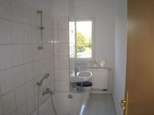 Bad mit Fenster (Beispiel) - Etagenwohnung mit 59,70 m&sup2; in Weißenfels zur Miete