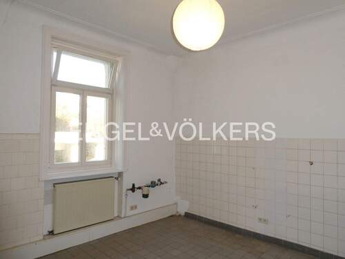 Großzügige Küche mit Abstellkammer - 