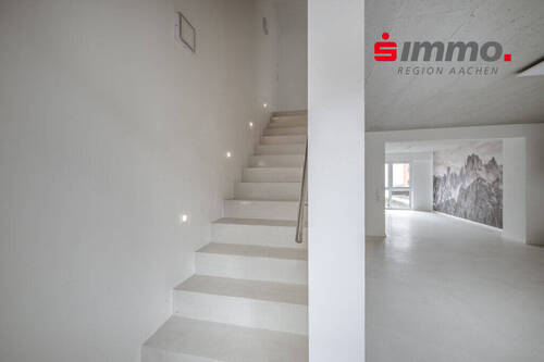 Treppenhaus 1. OG - Im Herzen der Stadt! Exklusives Einfamilienhaus mit modernen Designelementen und viel Wohnfläche