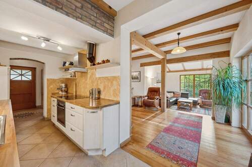 Küche mit Glindower Ziegel - Blick in den Wohnbereich - 