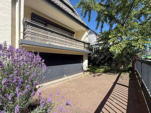 Garageneinfahrt - 6 Zimmer Doppelhaushälfte zum Kaufen in Bremen