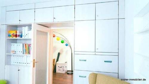 (Chef-) Büro Zimmer 2 - Blick zur Diele - 3 Zimmer Büro in Nürnberg