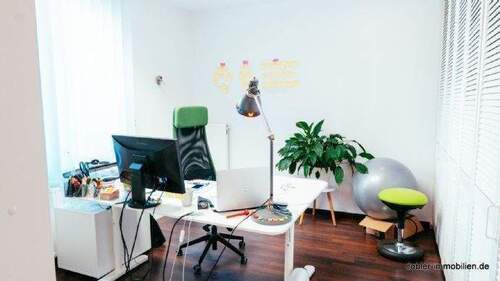 Büro Zimmer 3 mit Blick zum Innenhof - 