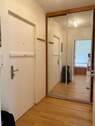 Flur mit Spiegelschrank - Etagenwohnung mit 34,20 m² in Ammersbek zum Kaufen
