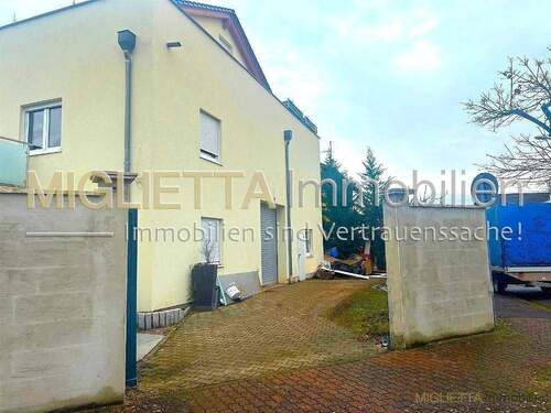 - - Moderne Lagerhalle mit 5,5 Metern Höhe