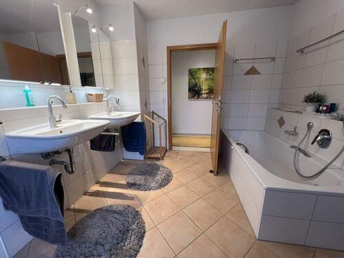 Tageslichtbad mit Badewanne und Dusche (2) - 