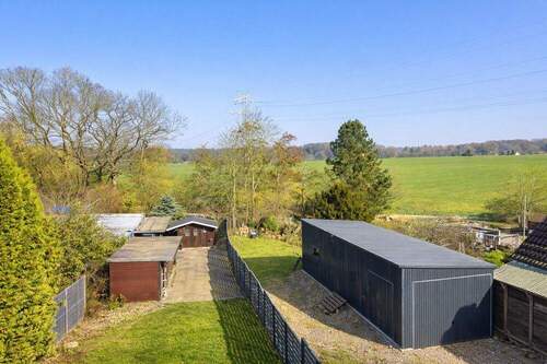 Blick in den Garten vom Dachboden - 