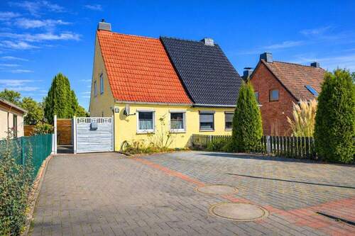 Hausfront/ Stellplätze - 'Kleines Haus mit großem Potenzial - Doppelhaushälfte mit Garten in Schwentinental'