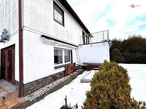 Hausansicht mit Terrasse - Einfamilienhaus mit 125,00 m&sup2; in Elterlein / Schwarzbach zum Kaufen