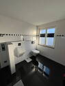 Großes Bad mit WC u. Urinal - 