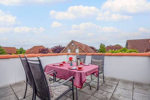 Die Dachterrasse Dachgeschoss (Die Bodenplatten sind durch den Regen dunkel angelaufen) - 
