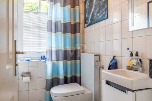 Das Gäste-WC im Erdgeschoss - 