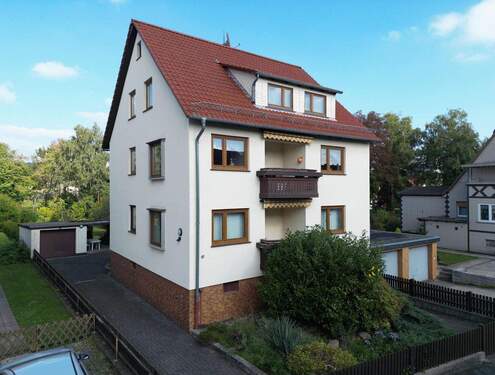 Außenansicht - 3-Familienhaus mit Balkonen auf großem Grundstück mit Garagen in Niestetal-Sandershausen