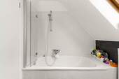Gut ausgestattetes Badezimmer mit Duschwanne - 