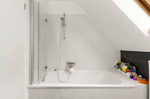 Gut ausgestattetes Badezimmer mit Duschwanne - 