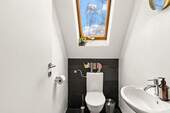 Kompaktes Gäste-WC mit Fenster und Waschbecken - 