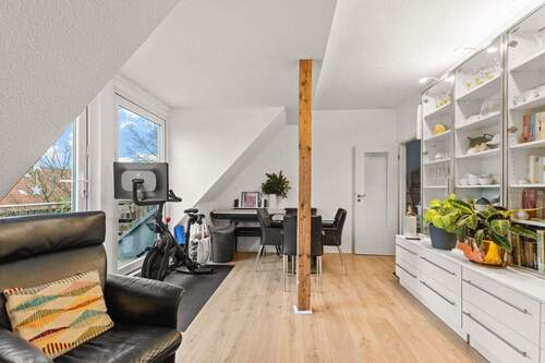 Heller Wohn- und Essbereich mit offener Dachschräge - 3 Zimmer Etagenwohnung in Hamburg