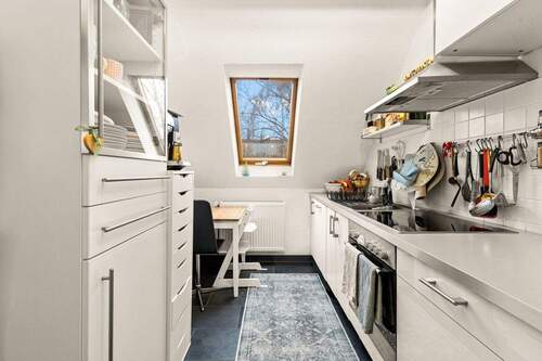 Zeitlose Küche mit Dachfenster und Arbeitsfläche - 