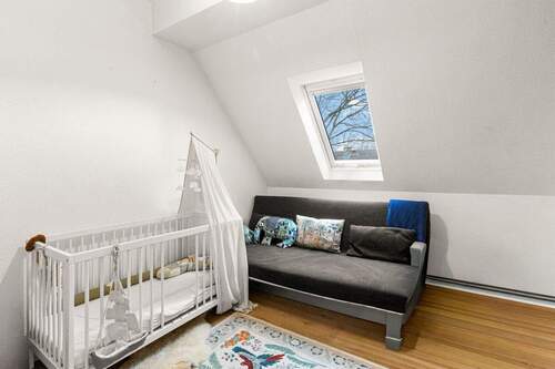 Potentielles Kinderzimmer mit viel Tageslicht - 