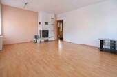 1. OG Wohnzimmer mit Blick auf Kamin - 