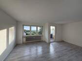 Freundlicher Wohnbereich und Zugang Südwestloggia - Provisionsfrei & bezugsfähig! Nette 3-Zimmer-Wohnung mit Südwestloggia, ca. 77,6 qm im 1.OG in ruhiger Hanglage