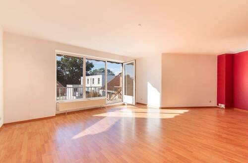 Lichtdurchflutetes Wohnzimmer mit Zugang zum Süd-Ost-Balkon - 3 Zimmer Etagenwohnung zum Kaufen in Norderstedt