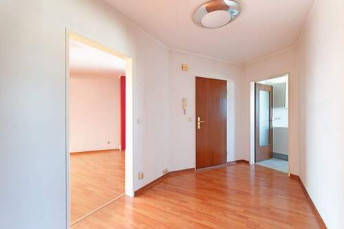 Durchdachter Flur mit Verbindung zu den Räumen - 3 Zimmer Etagenwohnung in Norderstedt