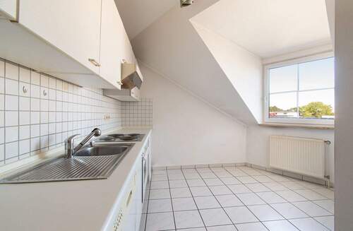 Helle Küche mit großzügiger Arbeitsfläche und Stauraum - 