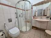 Bad mit Dusche (erneuert) - 