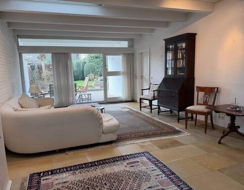 Wohnzimmer mit Zugang zur Terrasse - 