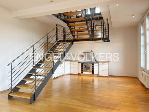 Offener Wohnbereich im 2. OG - Wohnen mit Loftcharakter . 4,5-Zimmer-Maisonette-Wohnung über drei Etagen im Denkmalobjekt