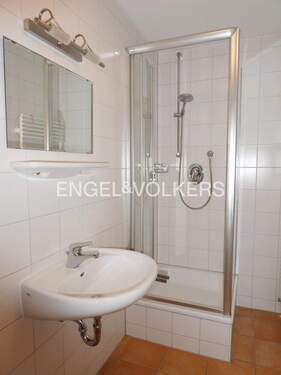 Badezimmer mit Dusche, WC und Waschbecken im 2. OG - 