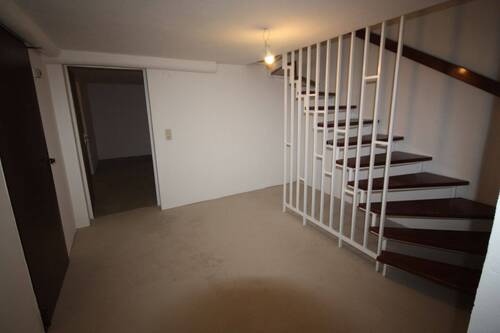 Kellerflur mit Treppenanlage - 