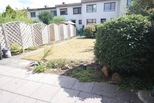 Blick von der Terrasse in den Garten - 4 Zimmer Reihenmittelhaus zum Kaufen in Verden