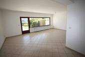 Blick in den Wohnbereich mit direktem Terrassenzugang - 