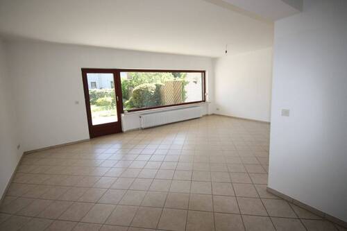 Blick in den Wohnbereich mit direktem Terrassenzugang - 