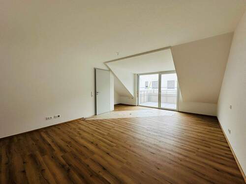 Schlafzimmer mit Zugang zum Balkon - 3 Zimmer Etagenwohnung zur Miete in Ravensburg