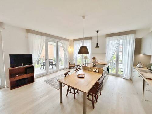 Wohnzimmer mit offener Küche - 3 Zimmer Etagenwohnung zur Miete in Lübeck