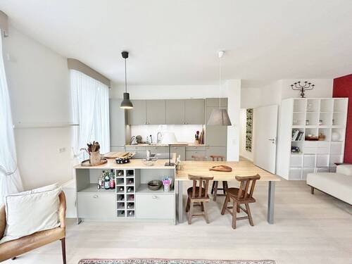 Wohnzimmer mit offener Küche - 