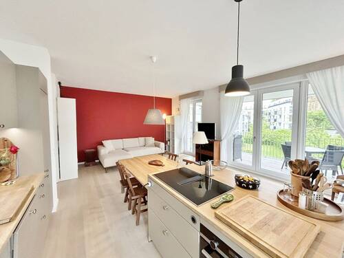 Wohnzimmer mit offener Küche - 