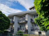 Wohnhaus - Ansicht auf Wohnung - Provisionsfrei! Bezugsfreie Traumwohnung mit Grünblick, 3 sonnige Balkone, 1.OG, ruhige Bestlage
