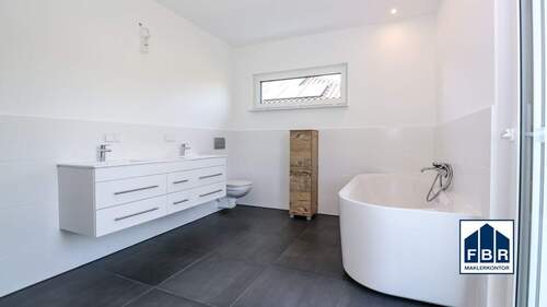 Vollbad mit Gartenzugang - 