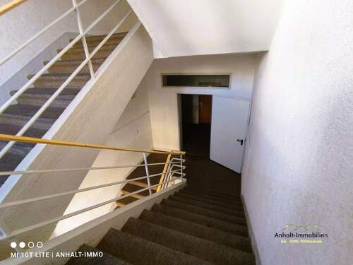 Treppenhaus - Etagenwohnung mit 65,10 m&sup2; in Bitterfeld zur Miete