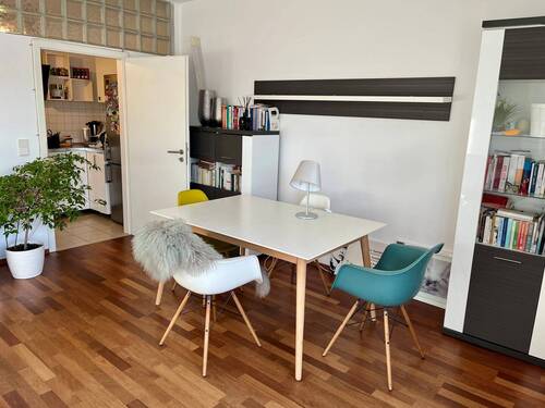 Essbereich im Wohnzimmer - Etagenwohnung mit 56,00 m&sup2; in Düsseldorf zur Miete