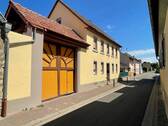 Ansicht Straße - EUPORA® Immobilien: Ehemaliger Bauernhof mit Hof, Scheuen und Garten in Gauersheim.