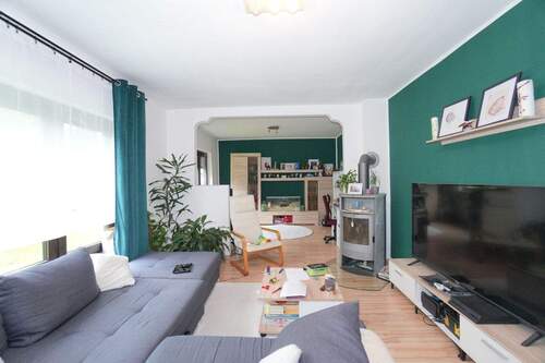 Wohnzimmer - 7 Zimmer Einfamilienhaus zum Kaufen in Wendelstein