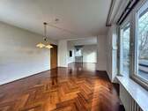 Wohnzimmer mit Blick auf das Esszimmer - 7 Zimmer Einfamilienhaus in Kassel