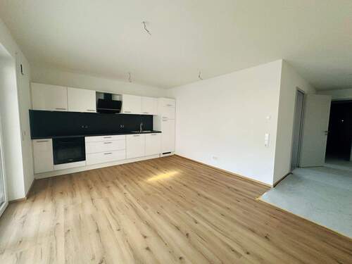Wohn-/Essbereich mit Einbauküche - Moderne 2,5-Zimmer-Wohnung im Neubau - Stadtnah, nachhaltig und attraktiv