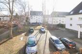 Blick vom Balkon auf Parkplatz - 