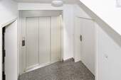 Treppenhaus m. Fahrstuhl.jpg - 